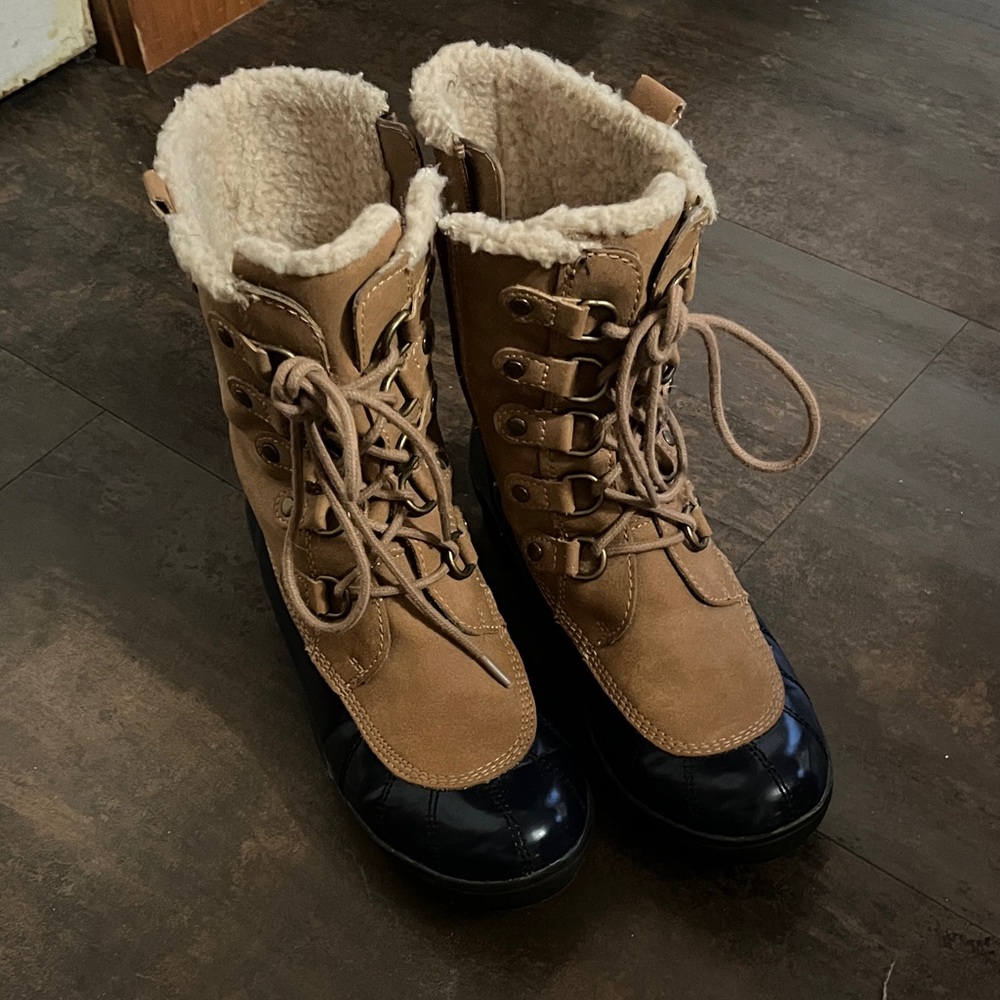 Areosoles Tan and navy boots